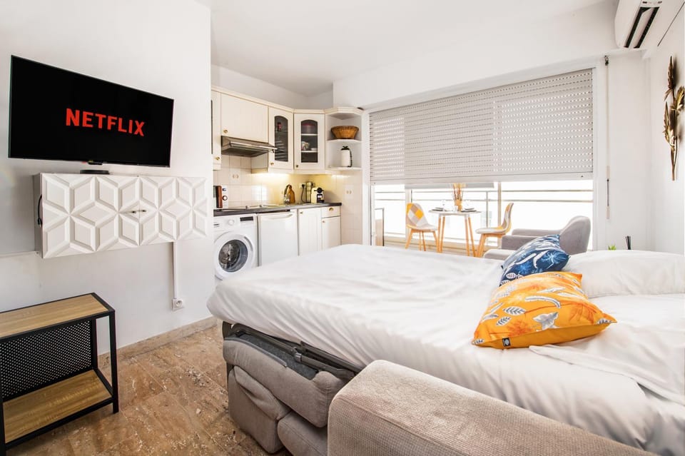 Bed, TV and multimedia, Kitchen or kitchenette, Living room, towels, washing machine