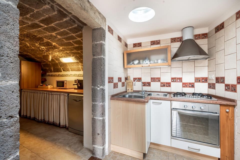 Kitchen or kitchenette, dishwasher, minibar, oven, stove