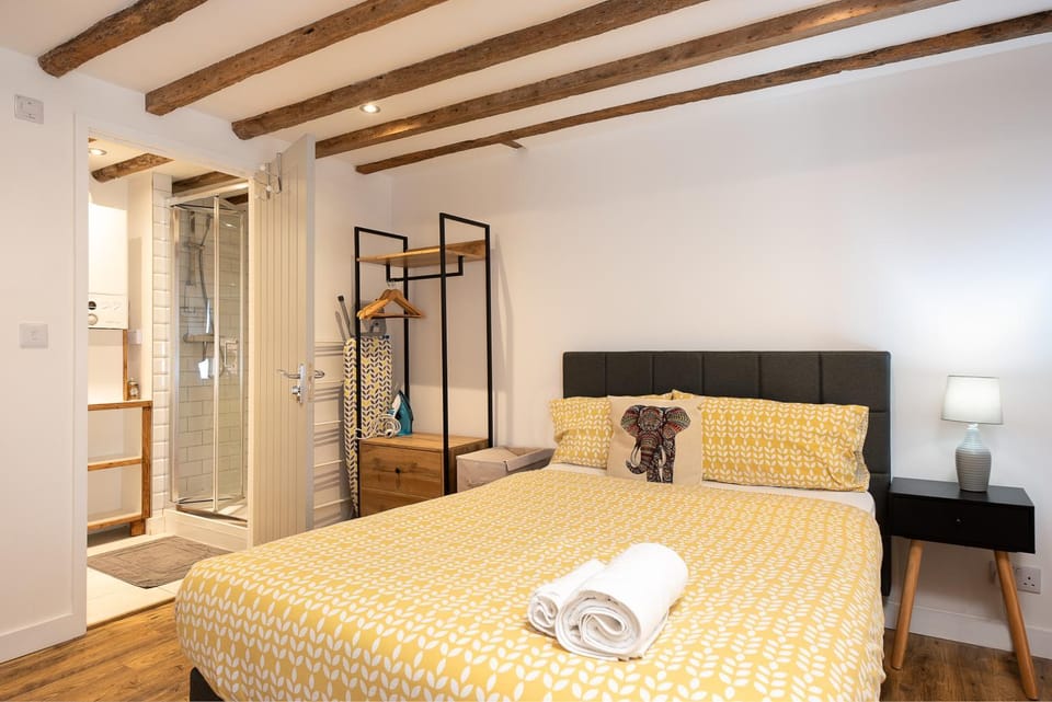 Spacious 1 Bedroom Flats by Banbury High Street Apartment in Banbury