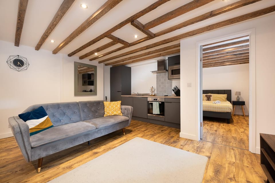 Spacious 1 Bedroom Flats by Banbury High Street Apartment in Banbury