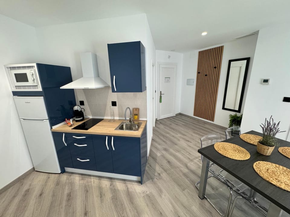 Coffee/tea facilities, Kitchen or kitchenette, Dining area, stove, toaster
