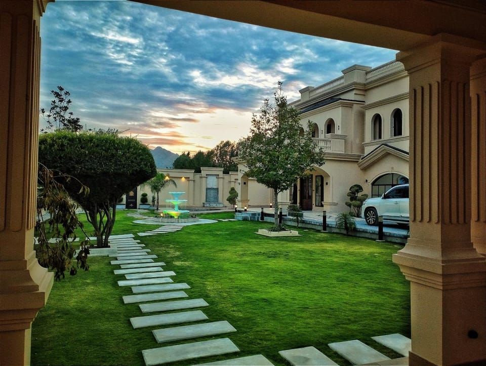 Property building, Spring, Day, Natural landscape, Garden, Garden view, Location, Parking