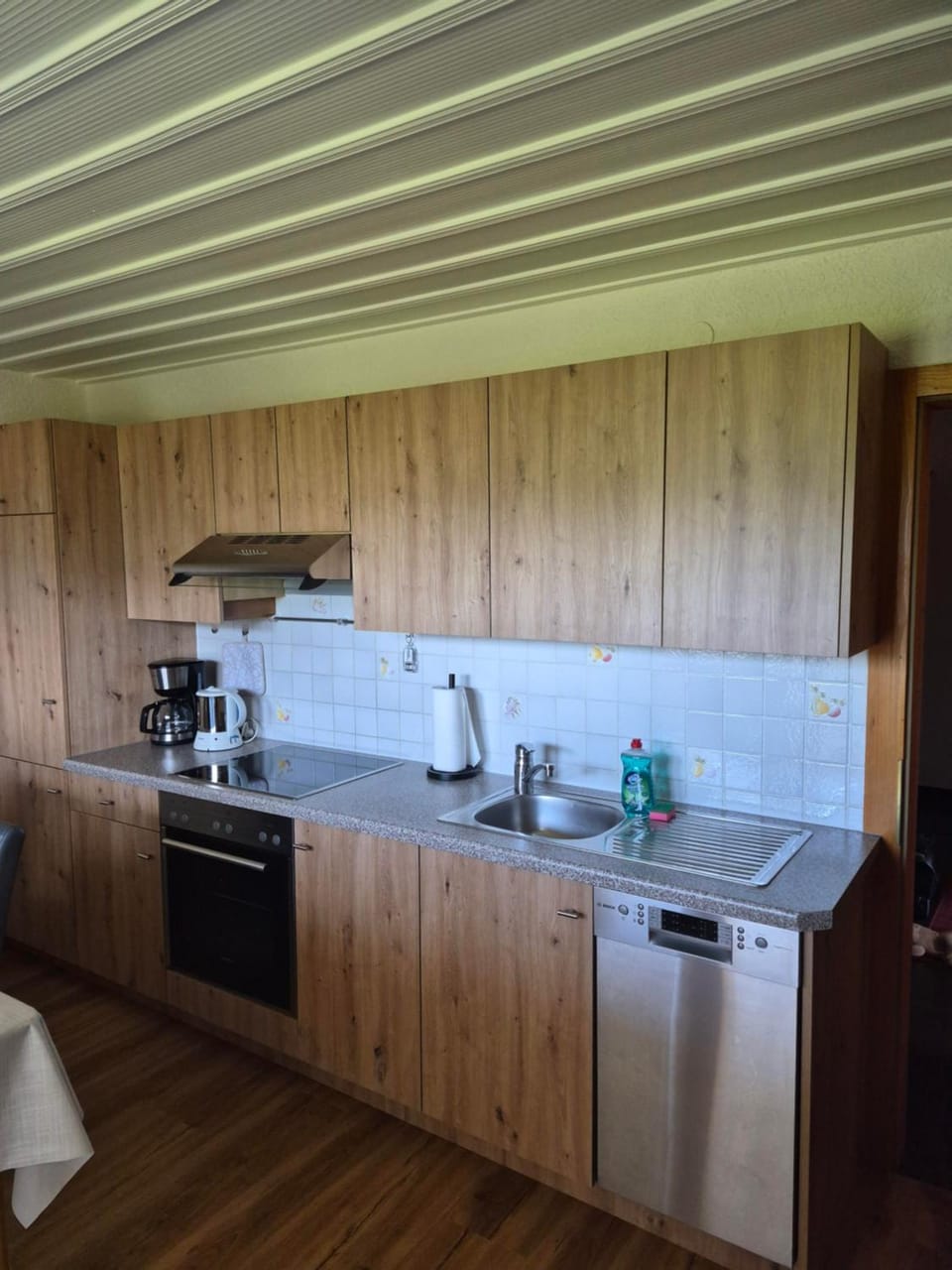 Coffee/tea facilities, Kitchen or kitchenette, dishwasher, stove, toaster