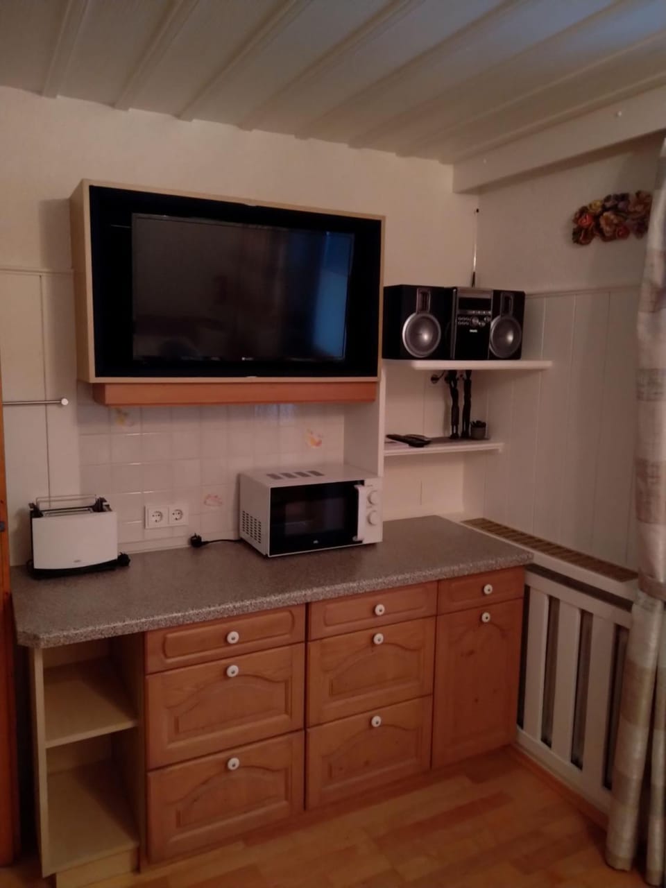 TV and multimedia, Kitchen or kitchenette, toaster