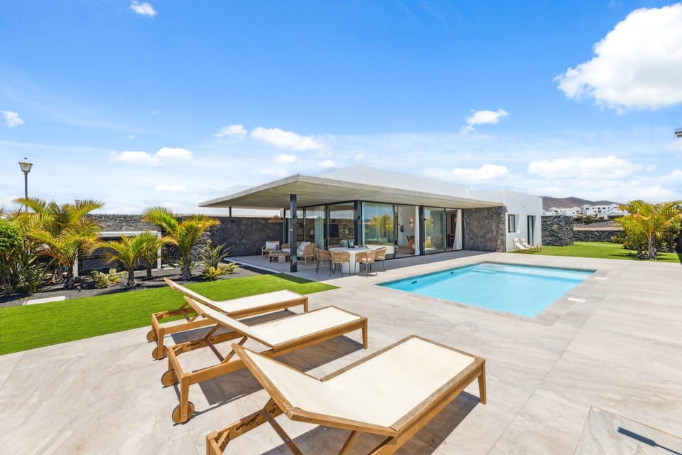 Swimming pool, sunbed