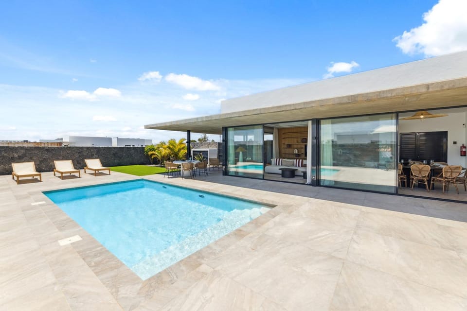 Pool view, Swimming pool, sunbed