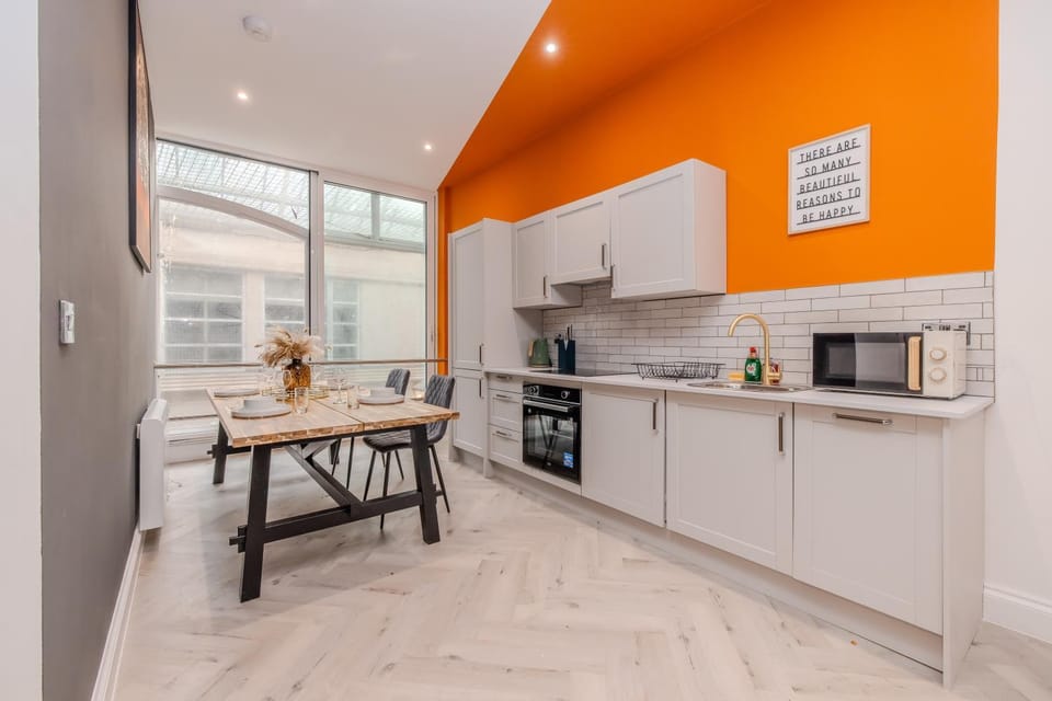 Coffee/tea facilities, Kitchen or kitchenette, Dining area, dishwasher, oven, stove, toaster