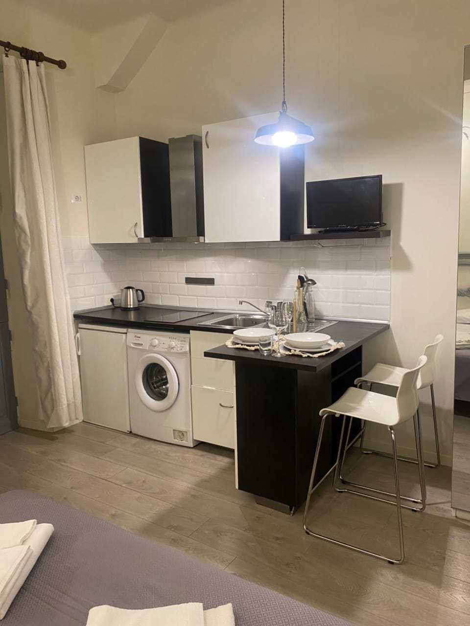 Kitchen or kitchenette, washing machine