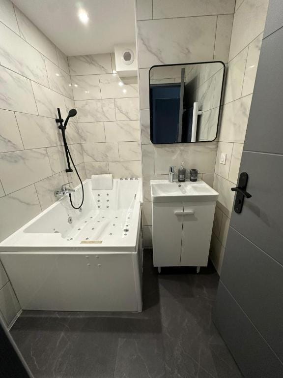 STUDIO JACCUZZI A 2 Min dAvignon Apartment in Villeneuve-lès-Avignon