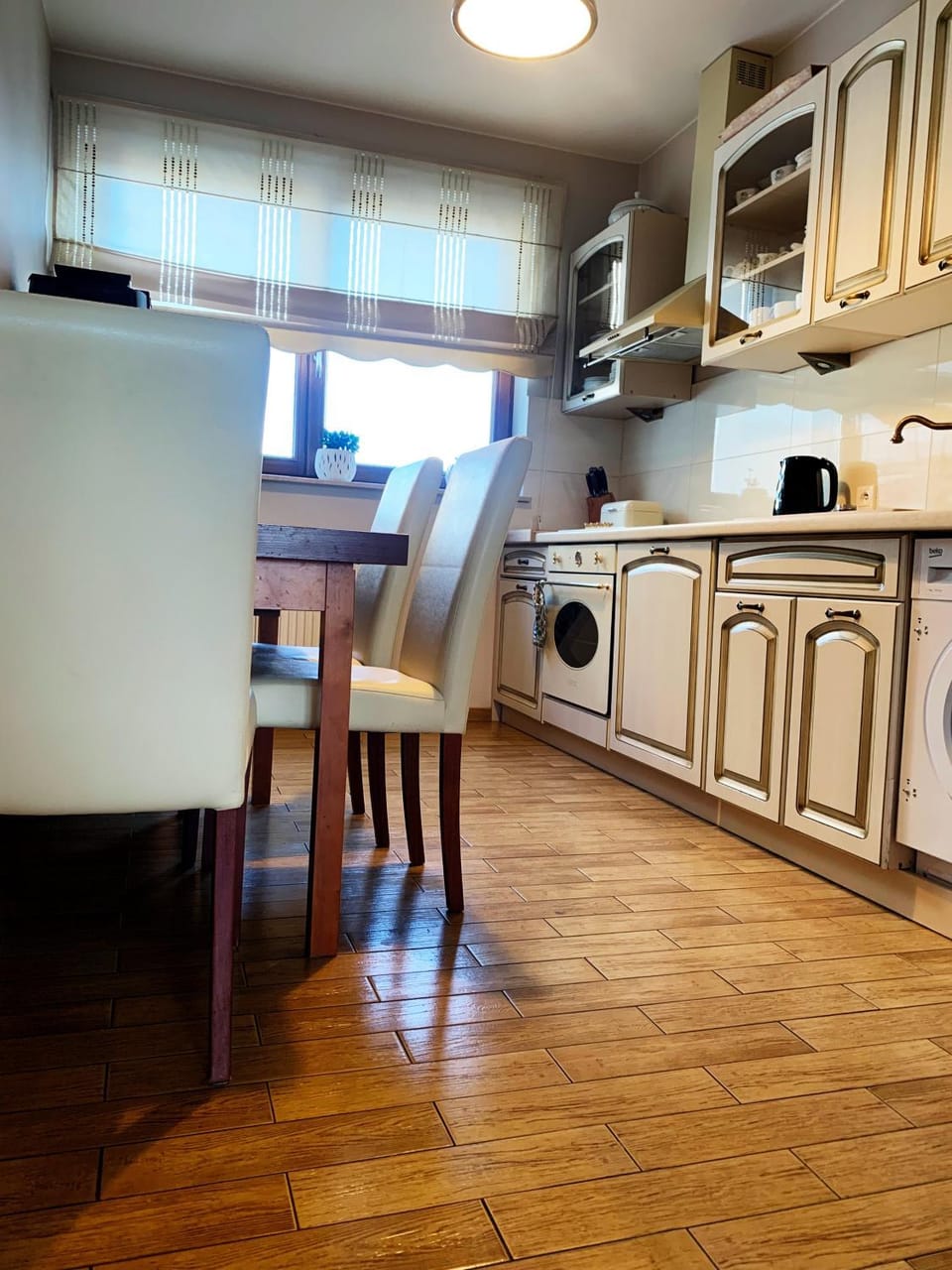 Kitchen or kitchenette, Dining area, dishwasher, oven, stove, toaster, washing machine