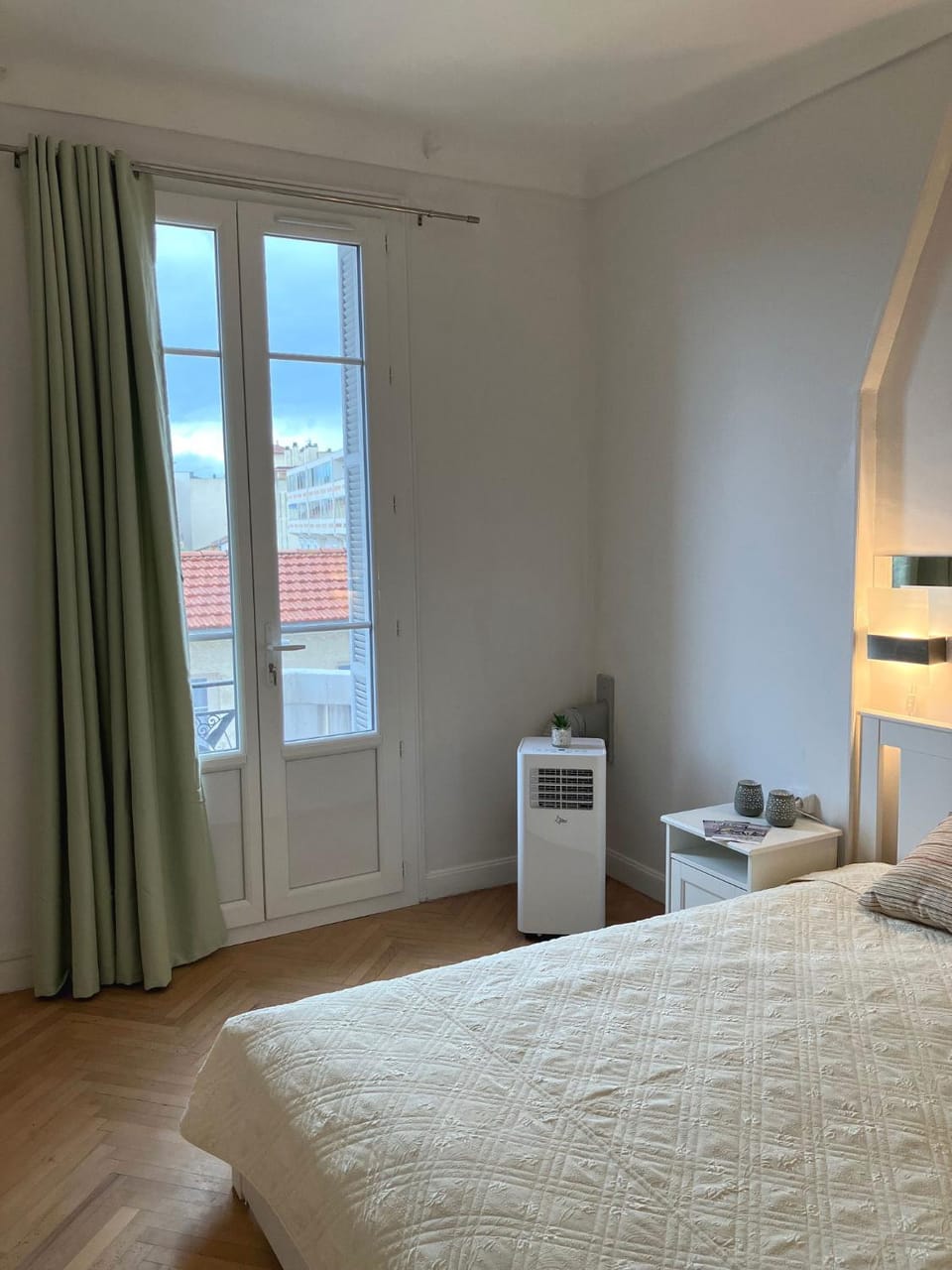 Photo of the whole room, Bedroom