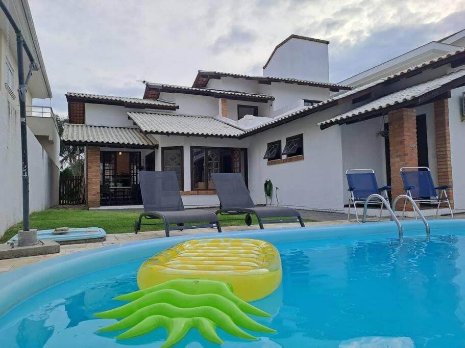Patio, Swimming pool, sunbed