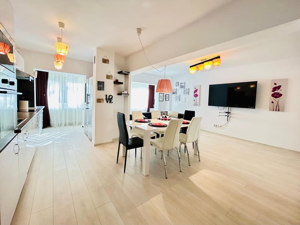 Communal lounge/ TV room, TV and multimedia, Kitchen or kitchenette, Living room, Seating area, Dining area, Evening entertainment, oven