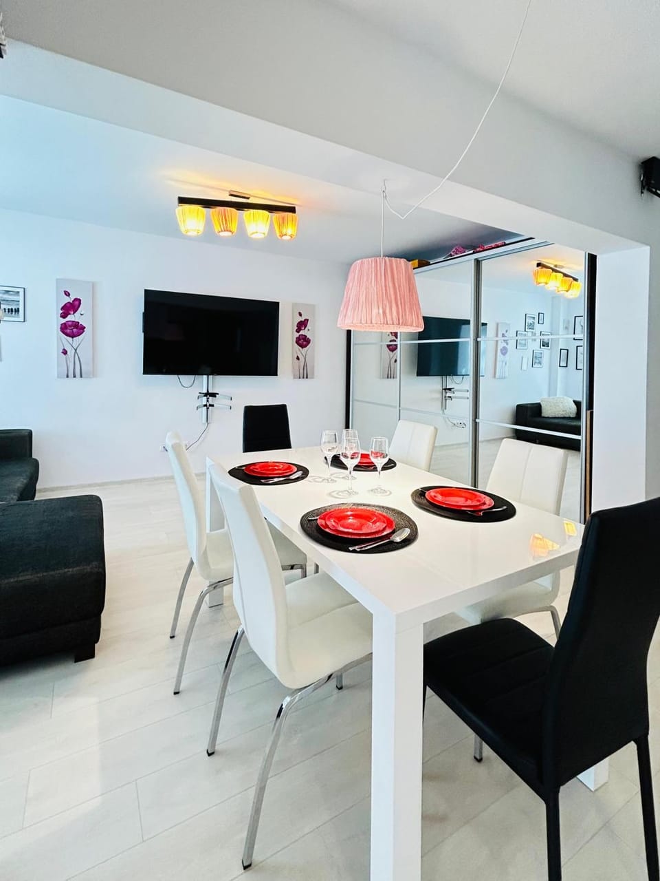 Communal lounge/ TV room, TV and multimedia, Kitchen or kitchenette, Living room, Seating area, Dining area, Evening entertainment