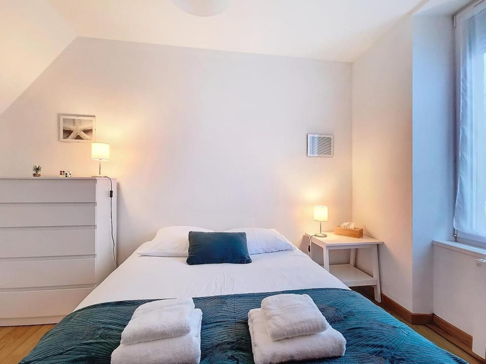 Bed, Photo of the whole room, Bedroom, towels