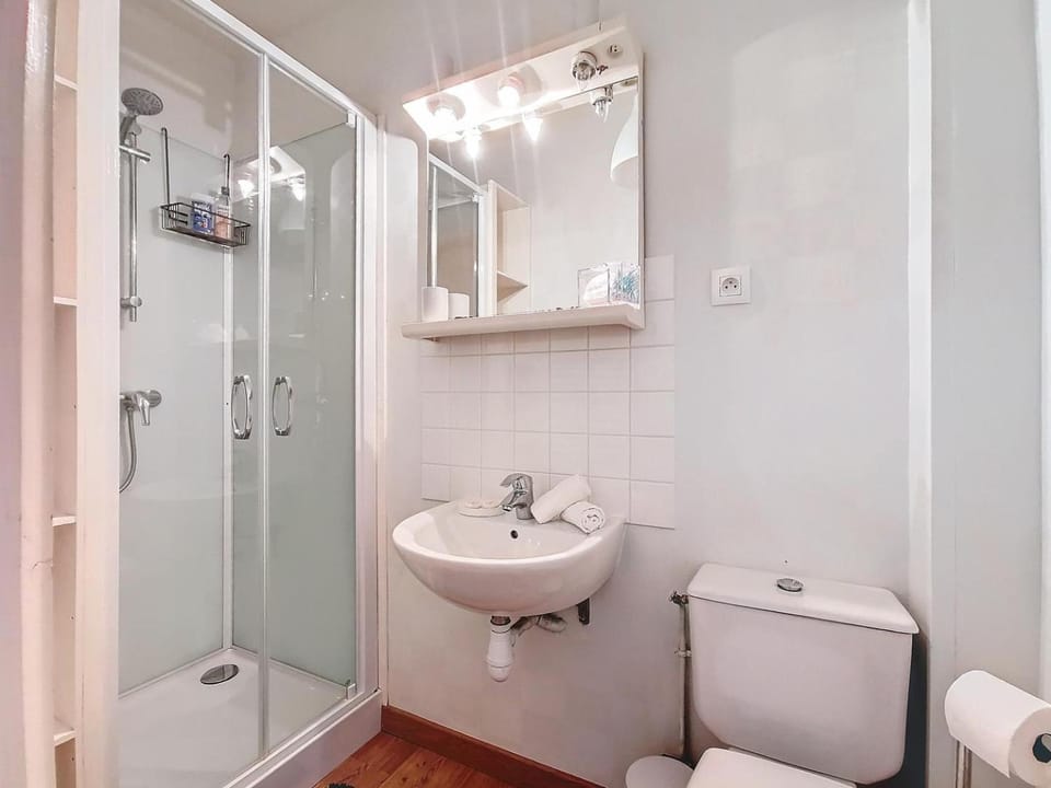 Shower, Toilet, Bathroom, towels