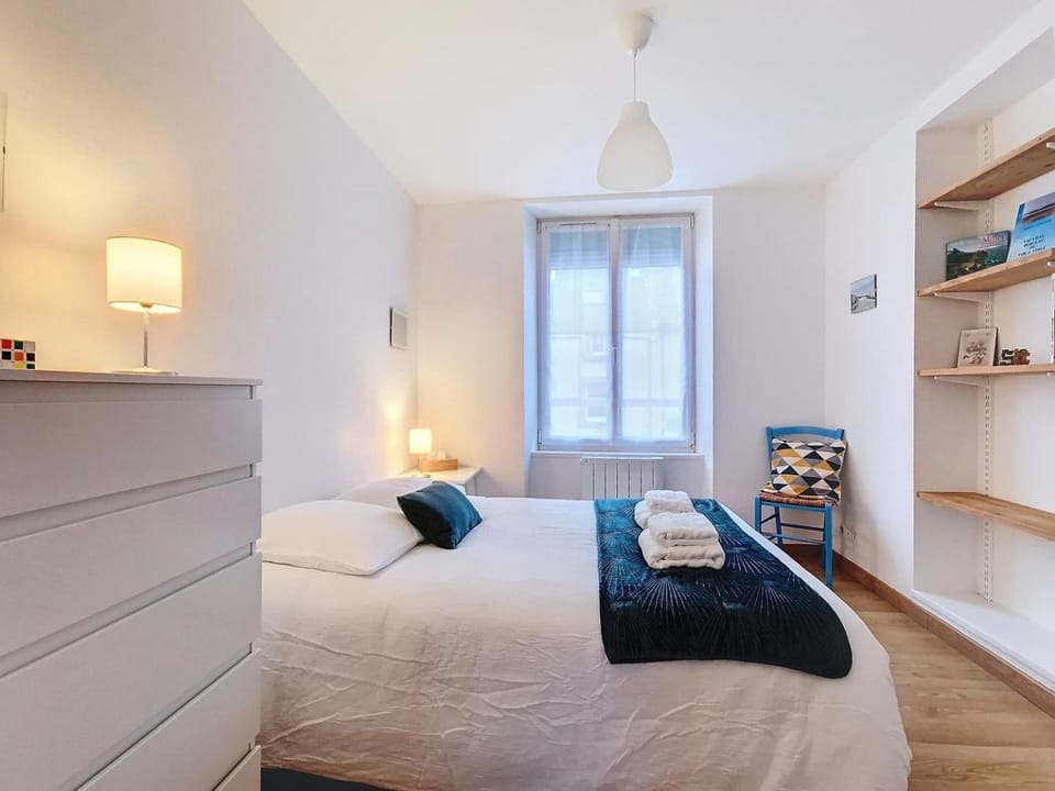 Bed, Photo of the whole room, Bedroom, towels