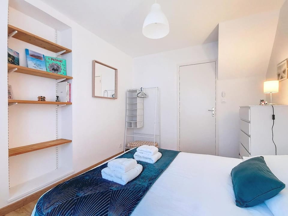 Bed, Photo of the whole room, Bedroom, towels