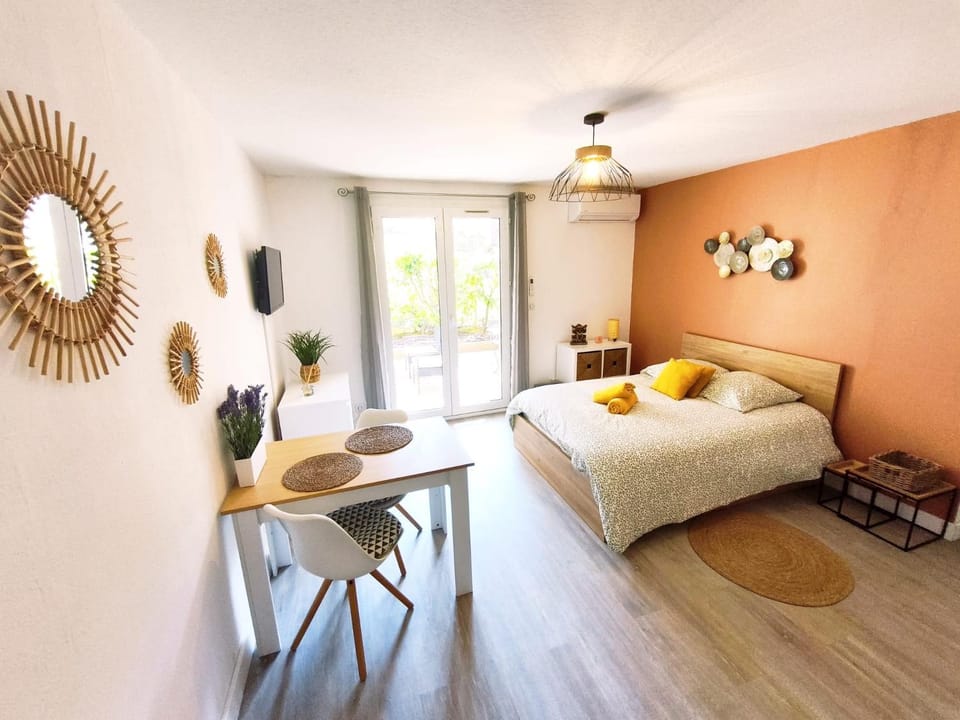 Bed, Living room, Photo of the whole room, Seating area, Dining area, Bedroom