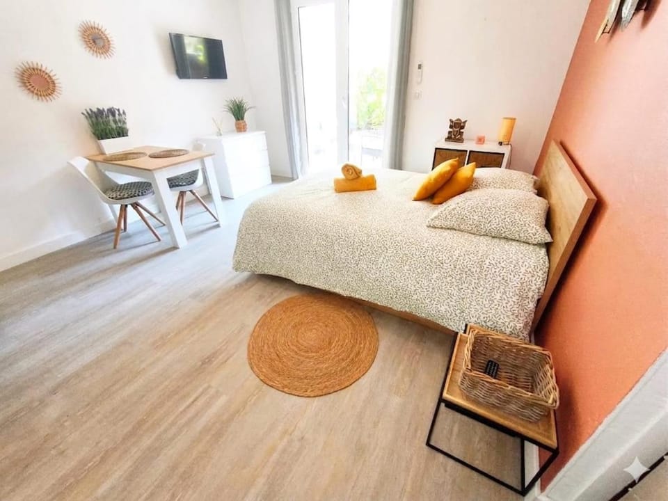 Bed, TV and multimedia, Living room, Photo of the whole room, Seating area, Dining area, Bedroom