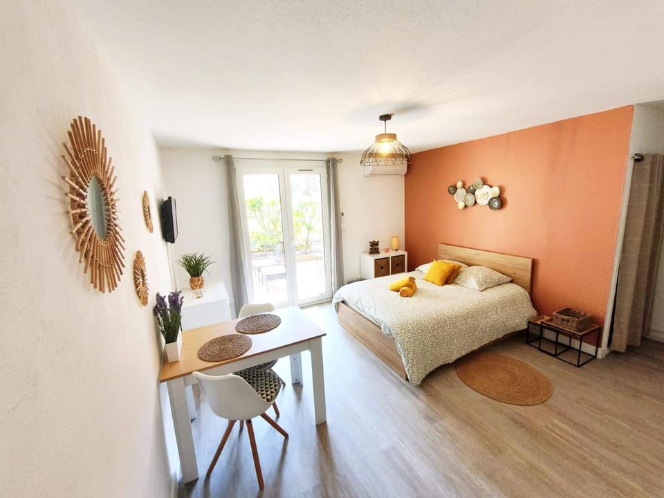 Bed, Living room, Photo of the whole room, Seating area, Bedroom