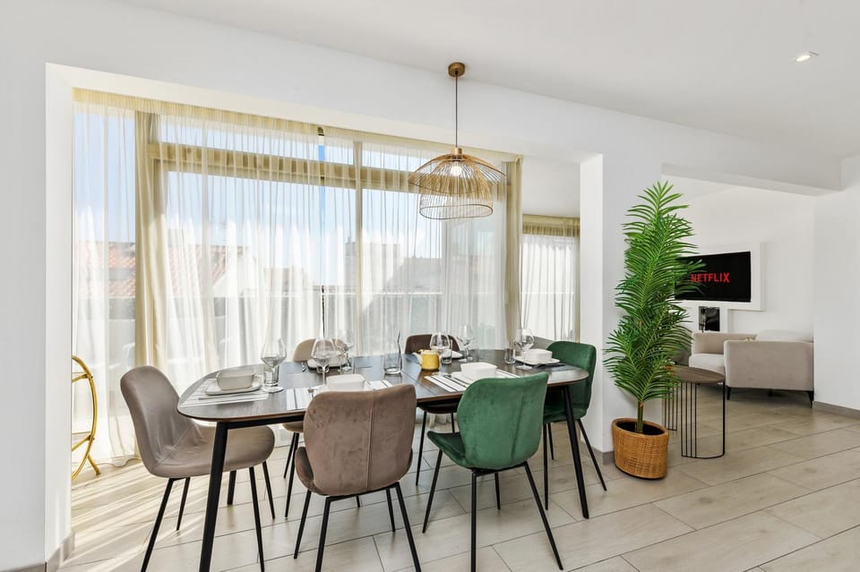 TV and multimedia, Living room, Seating area, Dining area