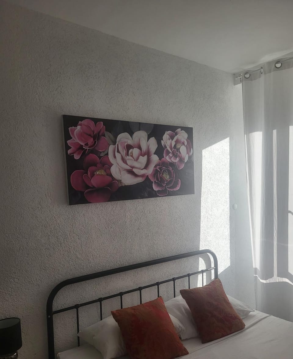 Bed, Photo of the whole room, Decorative detail, Bedroom