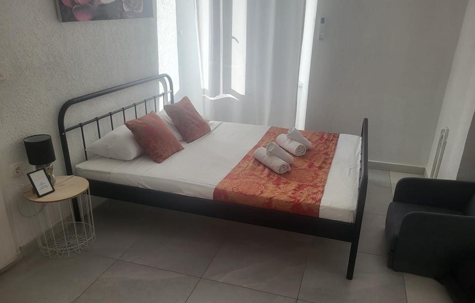 Bed, Living room, Photo of the whole room, Seating area, Bedroom