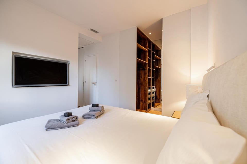 Bed, Bedroom, storage, towels