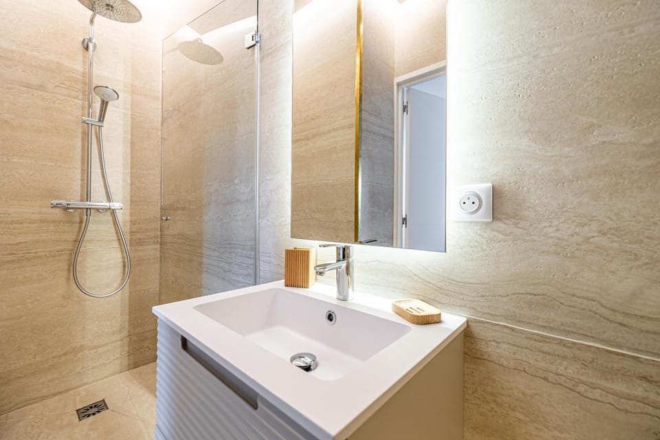 Shower, Toilet