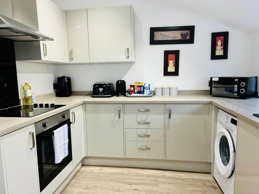 Spacious Home with On-Street Parking House in Cardiff