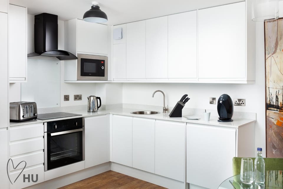 Coffee/tea facilities, Kitchen or kitchenette, dishwasher, oven, stove, toaster