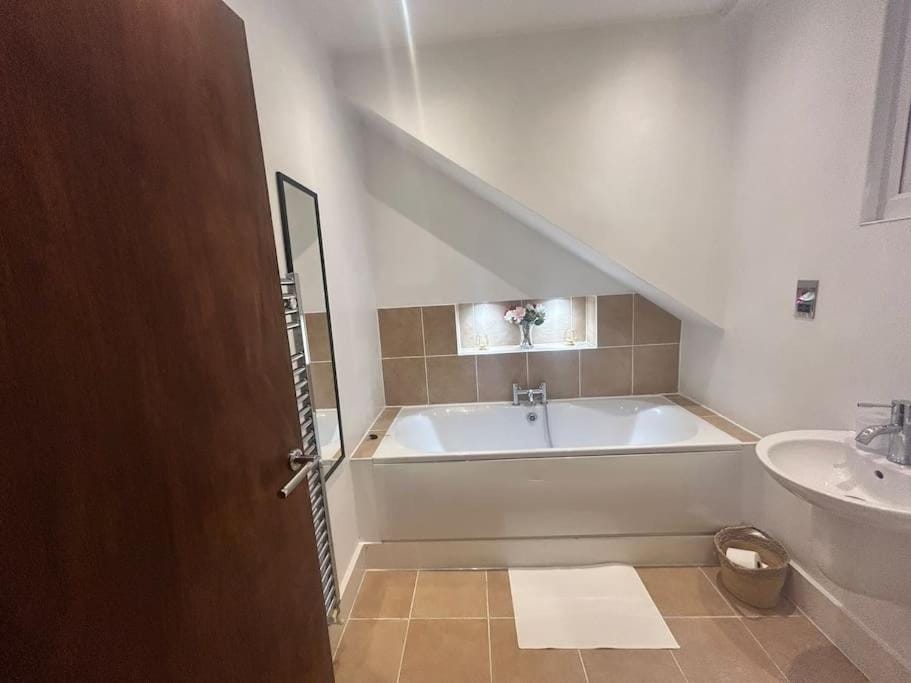 Peaceful 2-Bedroom Haven Apartment in Huntingdonshire District
