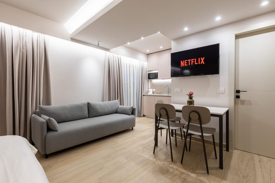 TV and multimedia, Kitchen or kitchenette, Living room, Seating area, Dining area