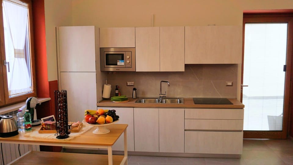 Coffee/tea facilities, Dining area, dishwasher, stove