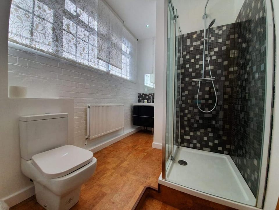 Centrally Located Spacious Three Bedroom Apartment Short Term Rental & Flexible Renting Hackney With Free Wifi Apartment in London Borough of Islington