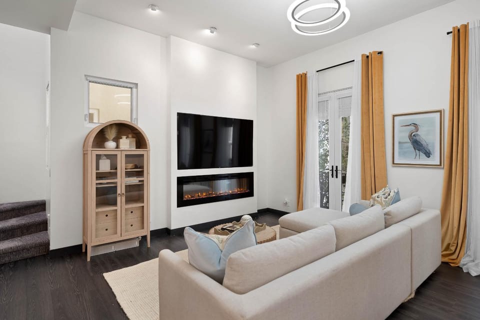Communal lounge/ TV room, TV and multimedia, Living room, Seating area, Evening entertainment