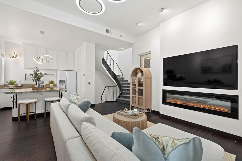 Communal lounge/ TV room, TV and multimedia, Living room, Seating area, Evening entertainment