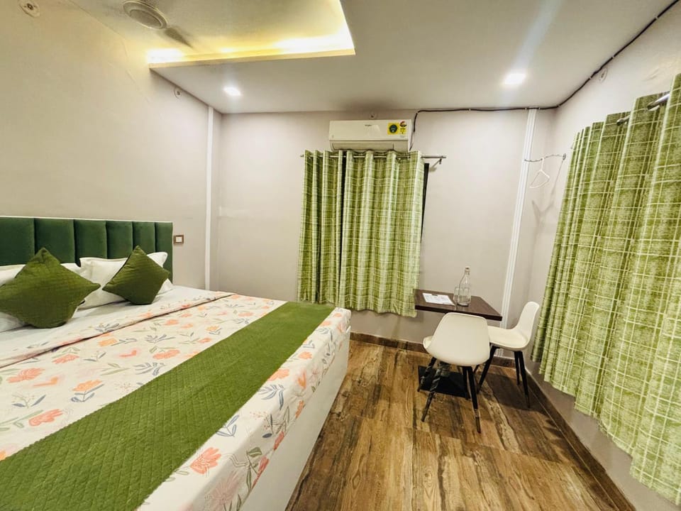 Photo of the whole room, Seating area, air conditioner