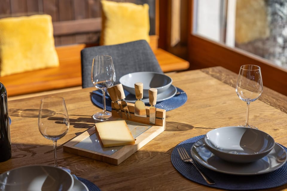 Food and drinks, Seating area, Dining area