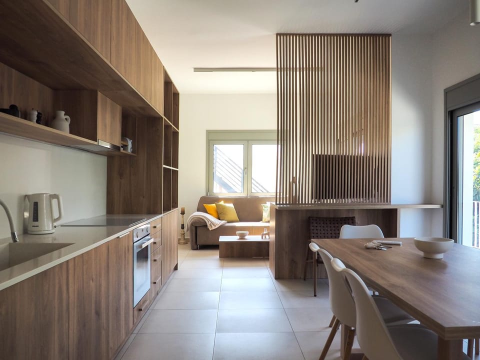 Coffee/tea facilities, Kitchen or kitchenette, Living room, Seating area, Dining area