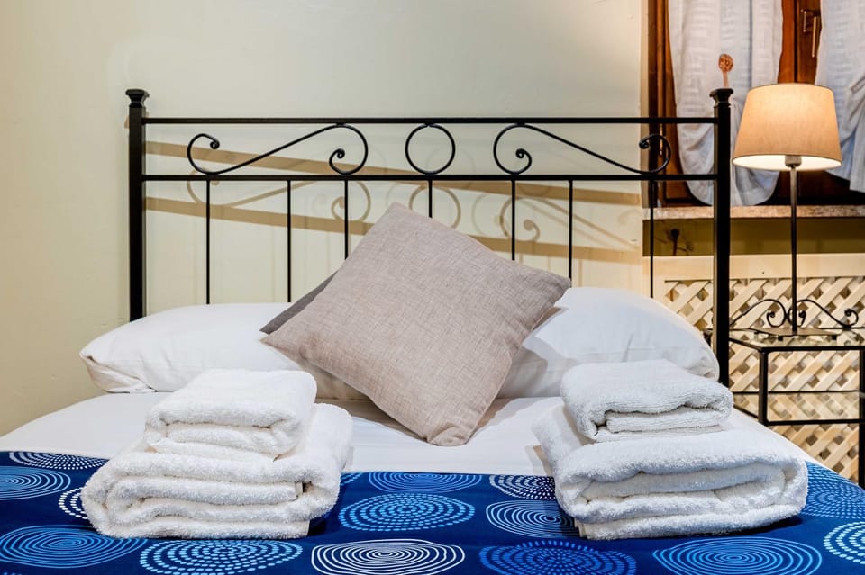 Bed, Bedroom, towels