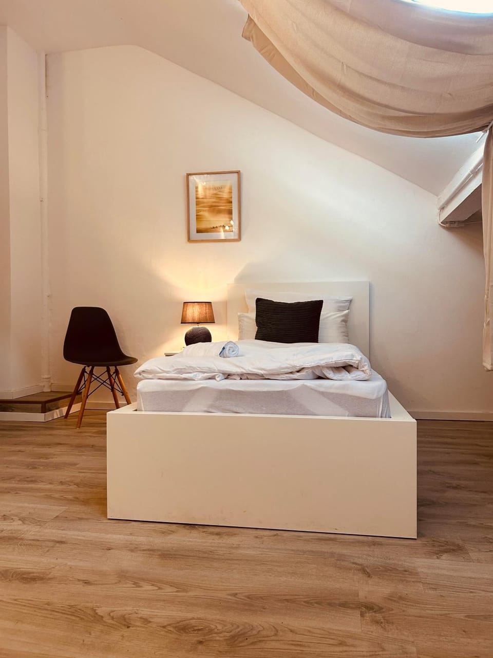 Bed, Photo of the whole room, Bedroom