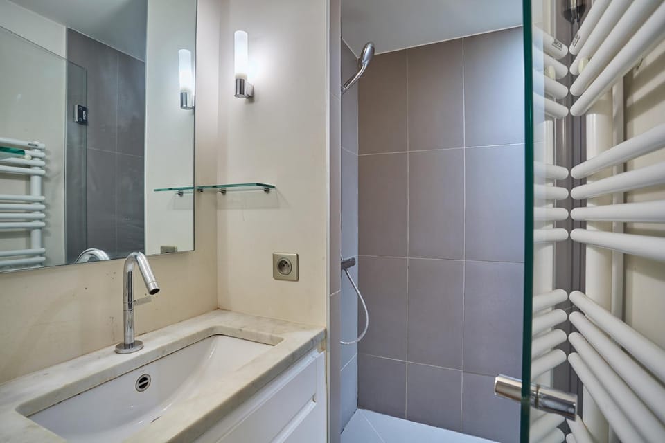 Appartment St Germain des pres by Studio Prestige Apartment in Paris