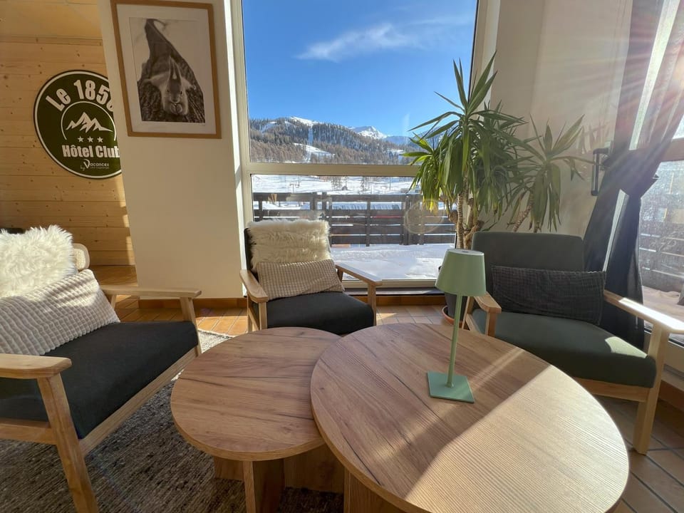Natural landscape, Living room, Lounge or bar, Landmark view, Mountain view