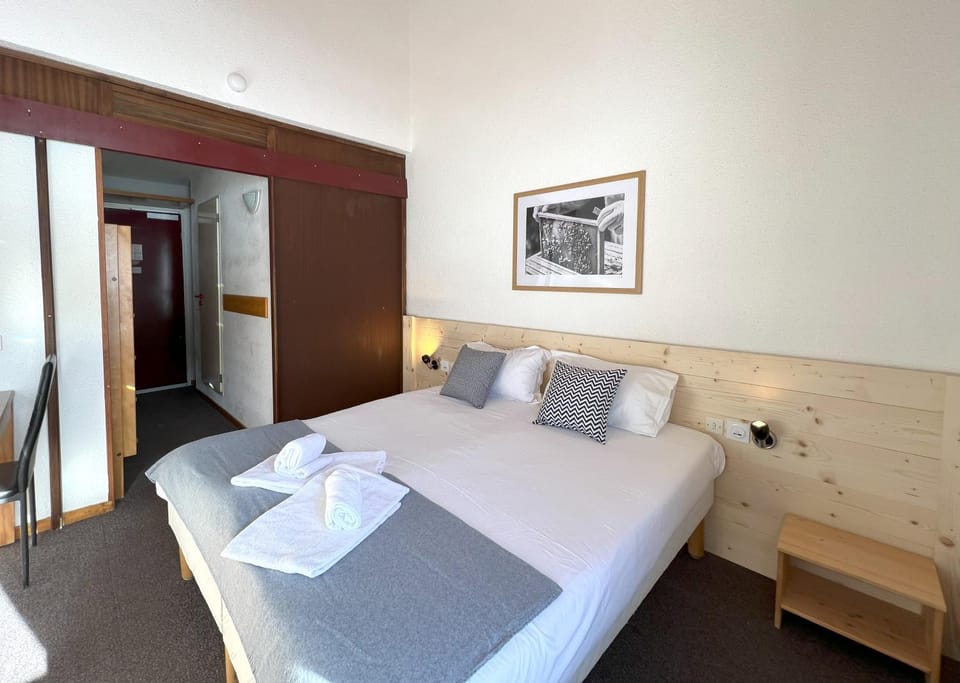 Bed, Photo of the whole room, Bedroom, fireplace, furniture