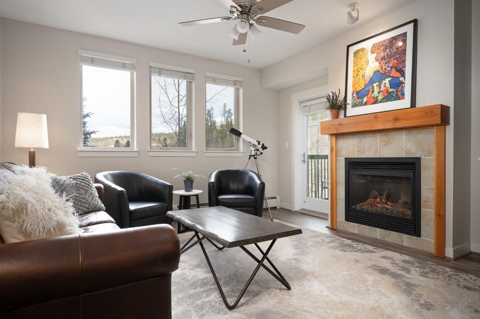 Living room, Seating area, fireplace