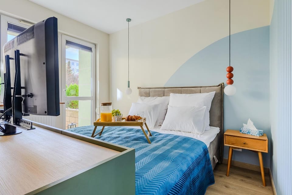 Bed, TV and multimedia, Photo of the whole room, Bedroom