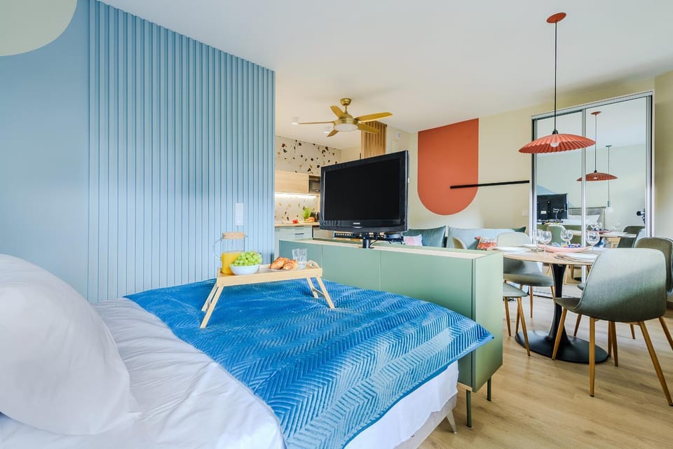 Bed, TV and multimedia, Kitchen or kitchenette, Living room, Bedroom