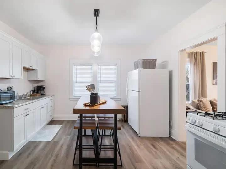 Newly Renovated - Professionally Designed - 2 BR Apartment in Lakewood